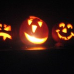 YouGend schnitzt Kürbisse